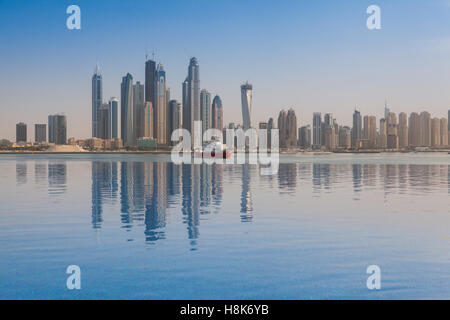 Blick vom Schwimmbad auf Dubai Marina an einem Sommertag, Vereinigte Arabische Emirate Stockfoto