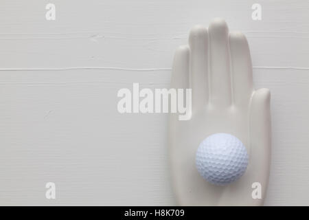 Detail der künstliche Hand mit Golf-Ausrüstungen - flach legen Fotografie Stockfoto