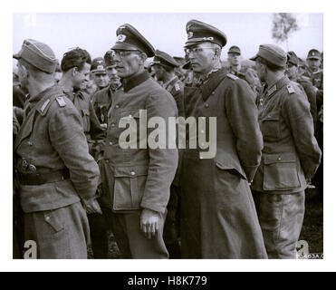 Deutsche Kriegsgefangene, Wehrmacht und in Uniform angestellte Männer gruppieren sich Stockfoto