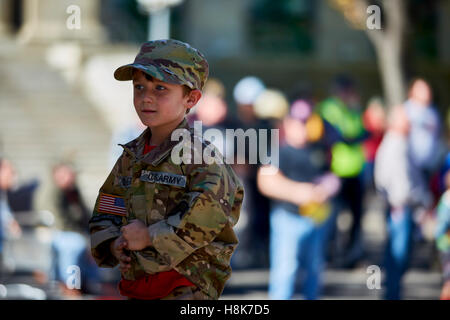 Prescott, AZ, USA - 10. November 2016: Ein kleiner Junge in Militäruniform an der Veterans Day Parade in Prescott, Arizona, USA. Stockfoto