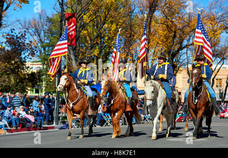 Prescott, AZ, USA - 10. November 2016: Koloniale Fahrer in uniform auf dem Pferderücken Veterans Day Parade Prescott, USA vintage Stockfoto