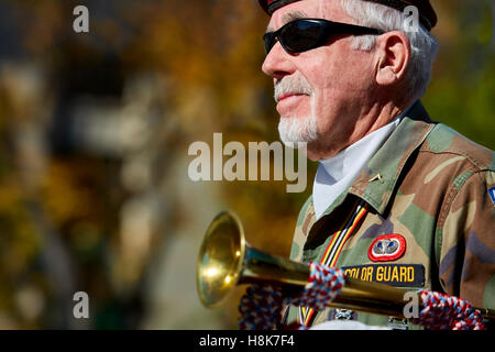 Prescott, AZ, USA - 10. November 2016: Senior Kriegsveteran mit Signalhorn auf der Veterans Day Parade in Prescott, Arizona, USA. Stockfoto