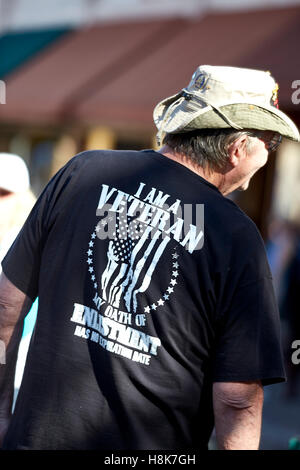 Prescott, AZ, USA - 10. November 2016: Veteran mit patriotischen Shirt Logo auf der Veterans Day Parade in Prescott, Arizona, USA. Stockfoto