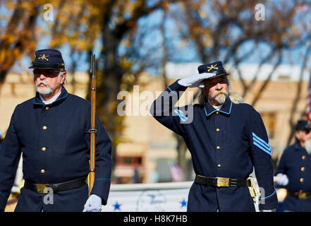 Prescott, AZ, USA - 10. November 2016: Männer in Uniformen der Bürgerkrieg auf der Veterans Day Parade in Prescott, Arizona, USA. Stockfoto