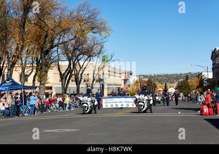 Prescott, AZ, USA - 10. November 2016: Stadt Polizei Motorräder Blei bei der Veterans Day Parade in Prescott, Arizona, USA. Stockfoto