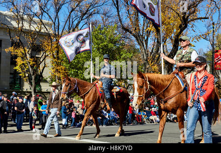 Prescott, AZ, USA - 10. November 2016: Veteranen auf dem Pferderücken auf der Veterans Day Parade in Prescott, Arizona, USA. Stockfoto