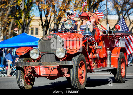 Prescott, AZ, USA - 10. November 2016: Vintage Stadt Löschfahrzeug LKW bei der Veterans Day Parade in Prescott, Arizona, USA. Stockfoto