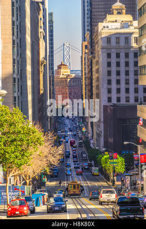 SAN FRANCISCO, USA - 16. Dezember: Passagiere genießen Sie eine Fahrt mit der Seilbahn am 16. Dezember 2013 in San Francisco. Es ist die älteste mech Stockfoto