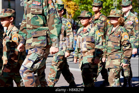 Prescott, AZ, USA - 10. November 2016: Jungen in Militäruniform bei der Veterans Day Parade in Prescott, Arizona, USA. Stockfoto