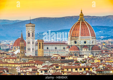 Kathedrale von Santa Maria del Fiore in der Abenddämmerung, Florenz, Italien Stockfoto