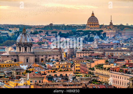 Wunderbare Aussicht auf Rom Skyline bei Sonnenuntergang mit St Peter Cathedral Stockfoto