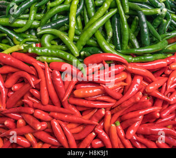 frische rote und grüne Chilischote Hintergrund Stockfoto