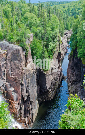 Herabstürzende Wasser über die Felsen in Black Beaver Falls in Agawa Canyon Stockfoto