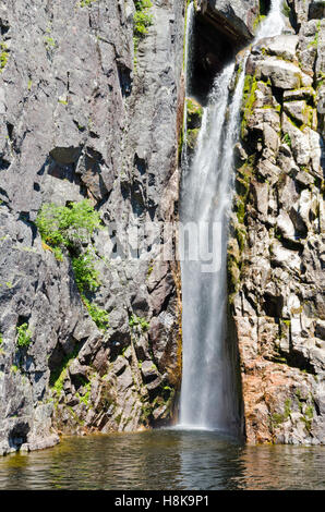 Herabstürzende Wasser über die Felsen in Western Brook Pond, Neufundland Stockfoto