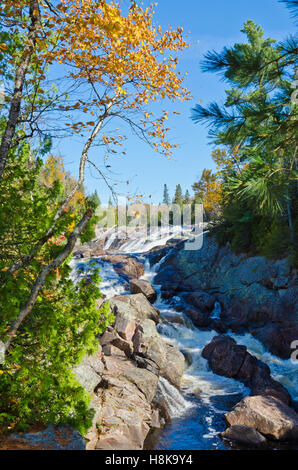 Herabstürzende Wasser über die Felsen in Superior Lake Provincial Park, Kanada Stockfoto