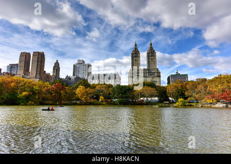 Blick auf Central Park über den See in New York City im Herbst. Stockfoto