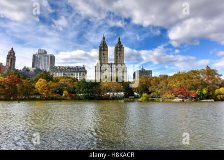 Blick auf Central Park über den See in New York City im Herbst. Stockfoto