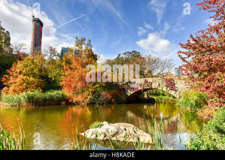 Gapstow Brücke im Herbst im Central Park in New York City. Stockfoto