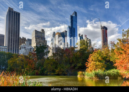 Blick auf Central Park South in New York City im Herbst. Stockfoto