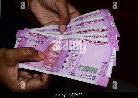 Die New 2000 Rupien indischer Währung Banknoten zählen Stockfoto