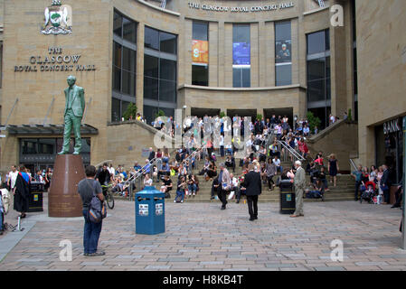 Universitätsabschluss in Glasgow royal Concert Hall schwappt die Schritte der Sauchiehall und Buchanan Street junction Stockfoto