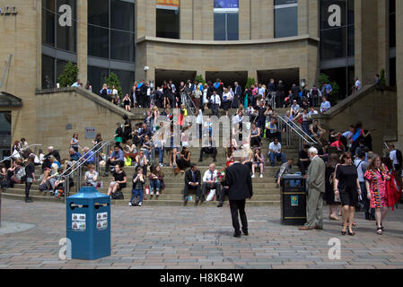 Universitätsabschluss in Glasgow royal Concert Hall schwappt die Schritte der Sauchiehall und Buchanan Street junction Stockfoto