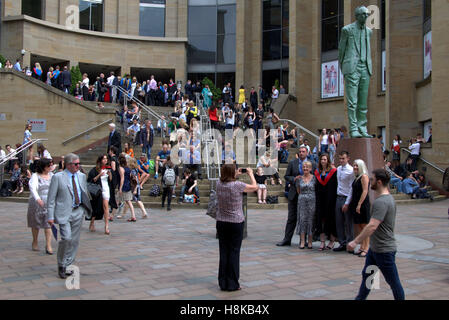 Universitätsabschluss in Glasgow royal Concert Hall schwappt die Schritte der Sauchiehall und Buchanan Street junction Stockfoto