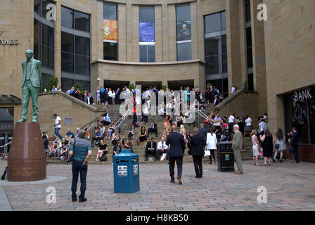 Universitätsabschluss in Glasgow royal Concert Hall schwappt die Schritte der Sauchiehall und Buchanan Street junction Stockfoto