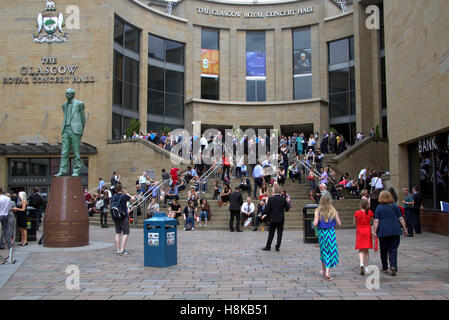 Universitätsabschluss in Glasgow royal Concert Hall schwappt die Schritte der Sauchiehall und Buchanan Street junction Stockfoto