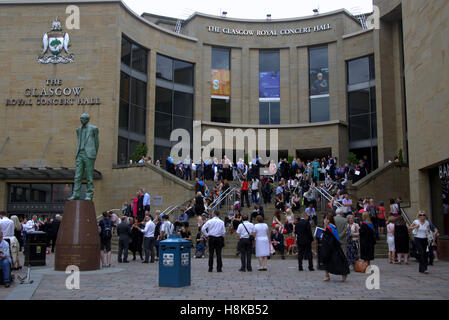 Universitätsabschluss in Glasgow royal Concert Hall schwappt die Schritte der Sauchiehall und Buchanan Street junction Stockfoto