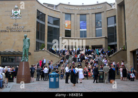 Universitätsabschluss in Glasgow royal Concert Hall schwappt die Schritte der Sauchiehall und Buchanan Street junction Stockfoto