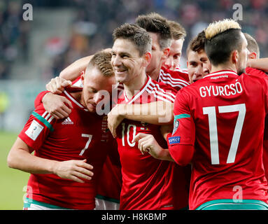 BUDAPEST, Ungarn - 13 NOVEMBER: Zoltan Gera #10) von Ungarn feiert sein Tor mit Balazs Dzsudzsak #7 und Teamkollegen von Ungarn während des FIFA 2018 World Cup Qualifier-Spiels zwischen Ungarn und Andorra bei Groupama Arena am 13. November 2016 in Budapest, Ungarn. Stockfoto