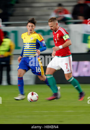 BUDAPEST, Ungarn - 13 NOVEMBER: Balazs Dzsudzsak #7 von Ungarn steuert den Ball vor Alexandre Martinez #16 von Andorra während des FIFA 2018 World Cup Qualifier-Spiels zwischen Ungarn und Andorra bei Groupama Arena am 13. November 2016 in Budapest, Ungarn. Stockfoto