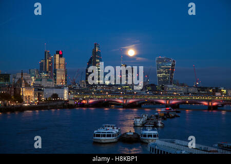 Die "Supermoon" erhebt sich über der City of London am 13. November 2016 Stockfoto