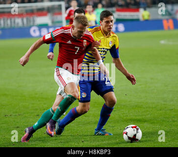 BUDAPEST, Ungarn - 13 NOVEMBER: Balazs Dzsudzsak #7 von Ungarn konkurriert für den Ball mit Max Llovera #20 von Andorra während des FIFA 2018 World Cup Qualifier-Spiels zwischen Ungarn und Andorra bei Groupama Arena am 13. November 2016 in Budapest, Ungarn. Stockfoto