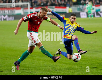 BUDAPEST, Ungarn - 13 NOVEMBER: Balazs Dzsudzsak #7 von Ungarn überquert den Ball neben Cristian Martinez #2 Andorra während des FIFA 2018 World Cup Qualifier-Spiels zwischen Ungarn und Andorra bei Groupama Arena auf 13. November 2016 in Budapest, Ungarn. Stockfoto