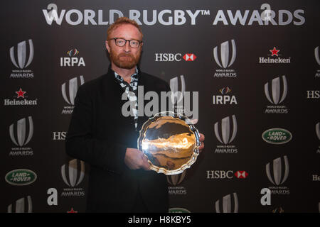 London, UK. 13. November 2016. Ben Ryan (ehemaliger Fidschi 7 s Trainer) mit dem Special Recognition Award für gewinnende Rugby Sevens Gold bei den Olympischen Spiele in Rio spielen während der Welt-Rugby-Awards statt an das Hilton London Metropole, der weltweit größten Spieler, Trainer und Legenden des Spiels zu Ehren. Bildnachweis: Elsie Kibue / Alamy Live News Stockfoto