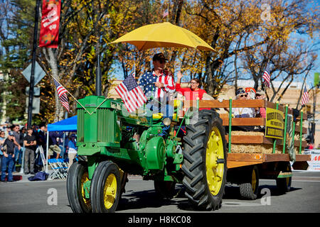 Prescott, AZ, USA - 10. November 2016: Vintage John Deere Bauernhof Traktor und Heu Wagen bei der Veterans Day Parade in Prescott, Arizona, USA. Stockfoto