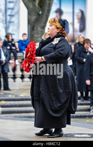 Belfast, Northern Ireland. 13. November 2016. Lord Lieutenant von Belfast, Frau Fionnuala Jay-O'Boyle legt einen Kranz beim Remembrance Sunday Service im Belfast City Hall Kenotaph. Bildnachweis: Stephen Barnes/Alamy Live-Nachrichten Stockfoto