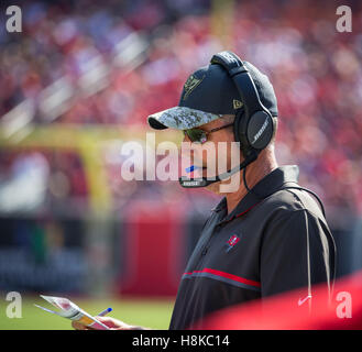 Florida, USA. 13. November 2016. LOREN ELLIOTT | Zeiten. Tampa Bay Buccaneers Cheftrainer Dirk Koetter durchschreitet der Seitenlinie in der ersten Hälfte des Spiels zwischen den Chicago Bears und den Tampa Bay Buccaneers im Raymond James Stadium in Tampa, Florida, auf Sonntag, 13. November 2016. © Loren Elliott/Tampa Bay Times / ZUMA Draht/Alamy Live News Stockfoto