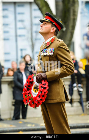 Belfast, Northern Ireland. 13. November 2016. Stellvertretend für die britische Armee, legt Brigadier A Roe einen Kranz beim Remembrance Sunday Service im Belfast City Hall Kenotaph. Bildnachweis: Stephen Barnes/Alamy Live-Nachrichten Stockfoto