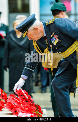 Belfast, Northern Ireland. 13. November 2016. Stellvertretend für die Royal Air Force, legt Air Vice Marshal D M Niven CB CBE ADC BSc FRAeS RAF einen Kranz beim Remembrance Sunday Service im Belfast City Hall Kenotaph. Bildnachweis: Stephen Barnes/Alamy Live-Nachrichten Stockfoto