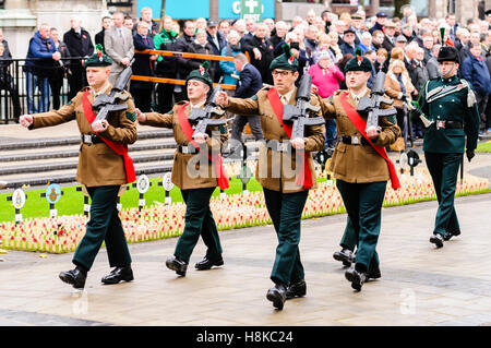 Belfast, Northern Ireland. 13. November 2016. Gedenkgottesdienst am Ehrenmal der Belfast City Hall. Bildnachweis: Stephen Barnes/Alamy Live-Nachrichten Stockfoto