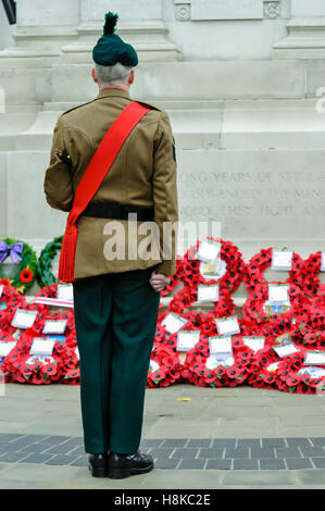 Erinnerung Sonntagsgottesdienst in der Belfast City Hall Kenotaph. Stockfoto