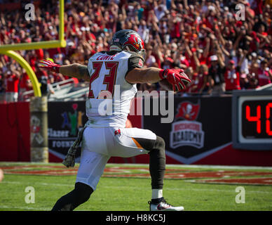 Florida, USA. 13. November 2016. LOREN ELLIOTT | Zeiten. Tampa Bay Buccaneers starke Sicherheit Chris Conte (23) Rendite einer Interception für einen Touchdown in der ersten Hälfte eines Spiels zwischen den Chicago Bears und den Tampa Bay Buccaneers im Raymond James Stadium in Tampa, Florida, Sonntag, 13. November 2016. Bildnachweis: Loren Elliott/Tampa Bay Times / ZUMA Draht/Alamy Live News Stockfoto