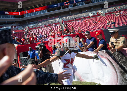 Florida, USA. 13. November 2016. LOREN ELLIOTT | Zeiten. Tampa Bay Buccaneers Cornerback Brent Grimes (24) nimmt das Feld vor dem Start eines Spiels zwischen den Chicago Bears und den Tampa Bay Buccaneers im Raymond James Stadium in Tampa, Florida, am Sonntag, 13. November 2016. Bildnachweis: Loren Elliott/Tampa Bay Times / ZUMA Draht/Alamy Live News Stockfoto