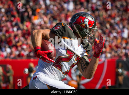 Florida, USA. 13. November 2016. LOREN ELLIOTT | Zeiten. Tampa Bay Buccaneers starke Sicherheit Chris Conte (23) Rendite einer Interception für einen Touchdown in der ersten Hälfte eines Spiels zwischen den Chicago Bears und den Tampa Bay Buccaneers im Raymond James Stadium in Tampa, Florida, Sonntag, 13. November 2016. Bildnachweis: Loren Elliott/Tampa Bay Times / ZUMA Draht/Alamy Live News Stockfoto