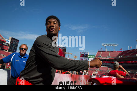 Florida, USA. 13. November 2016. LOREN ELLIOTT | Zeiten. Tampa Bay Buccaneers quarterback Jameis Winston (3) Zeichen Autogramme für die Fans vor dem Start eines Spiels zwischen den Chicago Bears und den Tampa Bay Buccaneers im Raymond James Stadium in Tampa, Florida, am Sonntag, 13. November 2016. Bildnachweis: Loren Elliott/Tampa Bay Times / ZUMA Draht/Alamy Live News Stockfoto