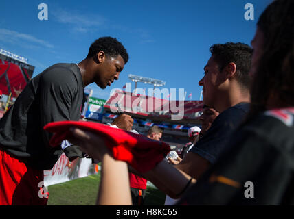 Florida, USA. 13. November 2016. LOREN ELLIOTT | Zeiten. Tampa Bay Buccaneers quarterback Jameis Winston (3) Zeichen Autogramme für die Fans vor dem Start eines Spiels zwischen den Chicago Bears und den Tampa Bay Buccaneers im Raymond James Stadium in Tampa, Florida, am Sonntag, 13. November 2016. Bildnachweis: Loren Elliott/Tampa Bay Times / ZUMA Draht/Alamy Live News Stockfoto