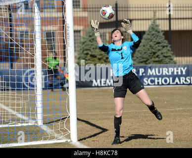 Washington, DC, USA. 13. November 2016. 20161113 - St. Francis Torwart JULIA HERNAN (1) sammelt eine sichere gegen Georgetown in der ersten Hälfte in Shaw Field in Washington. © Chuck Myers/ZUMA Draht/Alamy Live-Nachrichten Stockfoto